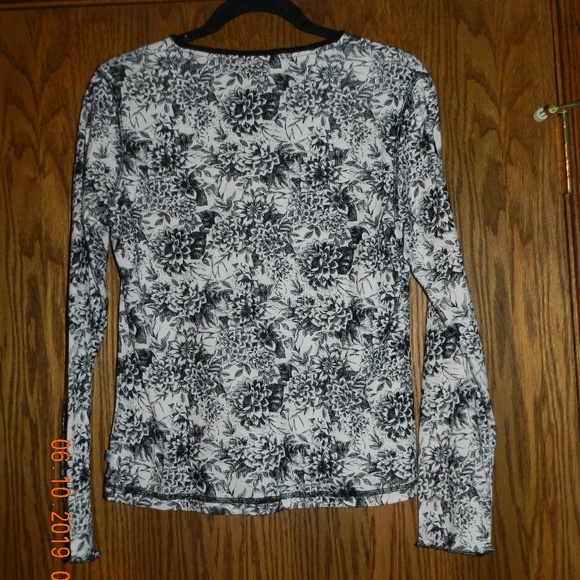 NWT Jones Wear Sport Black & Cream Starlight V Neck Top - Picture 2 of 4